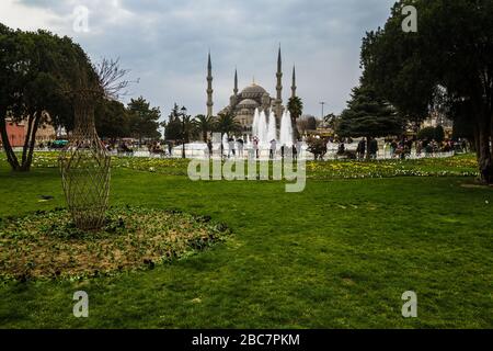 Istanbul/Türkei - 5. März 2019: Blaue Moschee oder Sultan-Ahmed-Moschee ist eine historische Moschee in Istanbul, Türkei. Es bleibt eine funktionierende Moschee Stockfoto