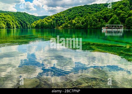 Eine Bootsfahrt auf einem ruhigen klaren See im Nationalpark Plitvicer Seen, Kroatien, Europa. Mai 2017. Stockfoto