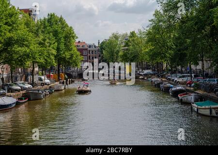 Amsterdam, Niederlande - 29. Juli 2019. Foto von Menschen, die an einem Sommernachmittag auf einem der vielen schönen Kanäle Amsterdams unterwegs sind. Stockfoto