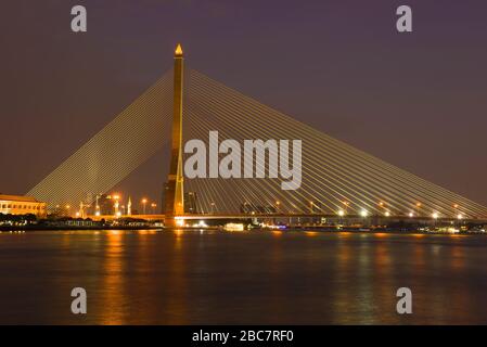 Blick auf die King Rama-VIII-Brücke bei Abendbeleuchtung. Bangkok, Thailand Stockfoto