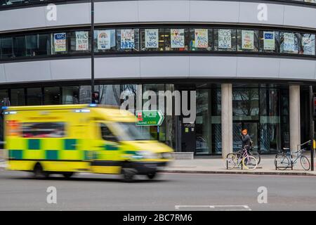 Ein Rettungswagen gibt Nachrichten zur Unterstützung der lebenswichtigen Arbeit des NHS im St Thomas' Hospital weiter - die "Sperrung" geht weiter für den Ausbruch des Coronavirus (Covid 19) in London. Credit: Guy Bell/Alamy Live News Stockfoto