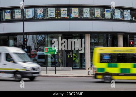 Zwei Krankenwagen geben Meldungen über die Unterstützung der lebenswichtigen Arbeit des NHS im St Thomas' Hospital bekannt - die "Sperrung" geht weiter für den Coronavirus (Covid 19)-Ausbruch in London. Credit: Guy Bell/Alamy Live News Stockfoto