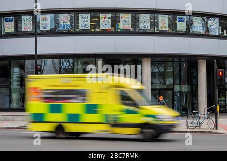 Ein Rettungswagen gibt Nachrichten zur Unterstützung der lebenswichtigen Arbeit des NHS im St Thomas' Hospital weiter - die "Sperrung" geht weiter für den Ausbruch des Coronavirus (Covid 19) in London. Credit: Guy Bell/Alamy Live News Stockfoto