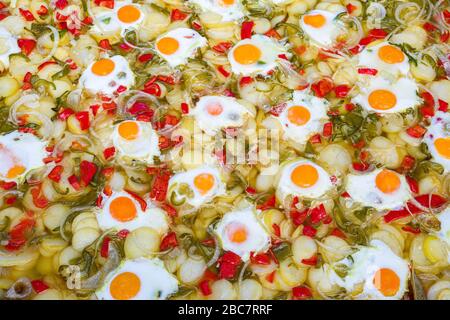 Gemischtes Gemüse und Eier, in einer großen Pfanne gekocht Stockfoto