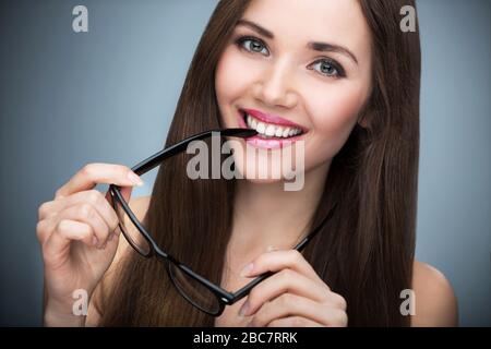Schöne Frau mit Brille Stockfoto