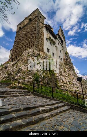 Bran/Rumänien - 10. Mai 2019: Mittelalterliche Burg von graf Vlad Dracula in Bran. Draculas Burg, Brasov, Siebenbürgen. Das meistbesuchte Reise-Wahrzeichen. Stockfoto