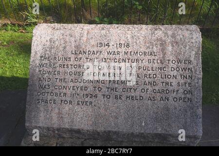 Plaque neben dem zerstörten Kirchturm aus dem 13. Jahrhundert, heute ein Kriegsdenkmal aus dem 1. Weltkrieg, Llandaff, Cardiff, South Wales, Großbritannien Stockfoto