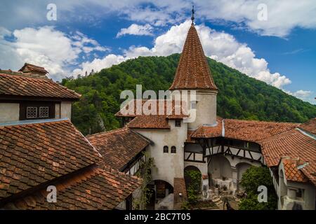 Bran/Rumänien - 10. Mai 2019: Mittelalterliche Burg von graf Vlad Dracula in Bran. Draculas Burg, Brasov, Siebenbürgen. Das meistbesuchte Reise-Wahrzeichen. Stockfoto