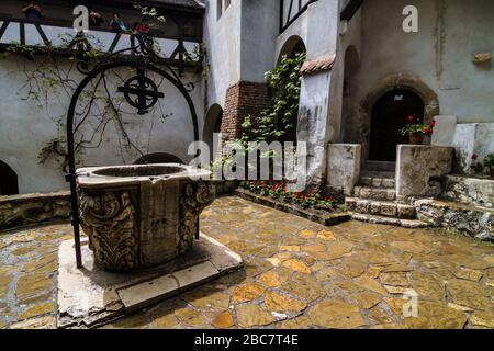 Bran/Rumänien - 10. Mai 2019: Mittelalterliche Burg von graf Vlad Dracula in Bran. Draculas Burg, Brasov, Siebenbürgen. Das meistbesuchte Reise-Wahrzeichen. Stockfoto