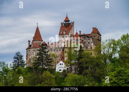 Bran/Rumänien - 10. Mai 2019: Mittelalterliche Burg von graf Vlad Dracula in Bran. Draculas Burg, Brasov, Siebenbürgen. Das meistbesuchte Reise-Wahrzeichen. Stockfoto