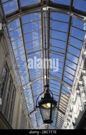 Glasdach des viktorianischen Zeitalters Royal Arcade, Cardiff, Wales, Großbritannien Stockfoto