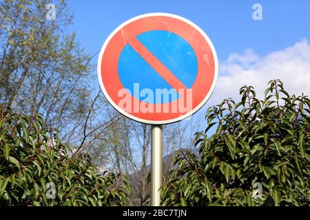 Verbot der Stationner. Signalpanneau. Saint-Gervais-les-Bains. Haute-Savoie. Frankreich. Stockfoto