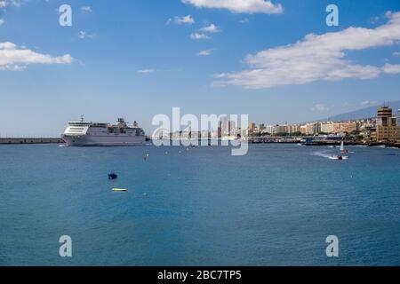 Das Passagier-/Ro-Ro-Cargo-Schiff Volcano del Teide verlässt den Hafen von Santa Cruz de Tenera, Puerto de Santa Cruz de Tena Stockfoto