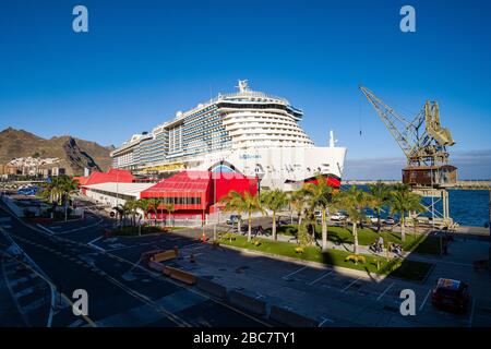 Das Kreuzfahrtschiff Aida Nova ist im Hafen von Santa Cruz de Tena, Puerto de Santa Cruz de Tena, verankert Stockfoto