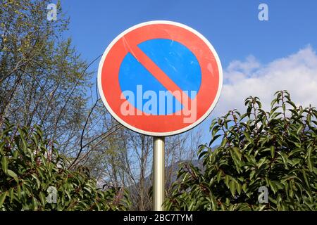 Verbot der Stationner. Signalpanneau. Saint-Gervais-les-Bains. Haute-Savoie. Frankreich. Stockfoto