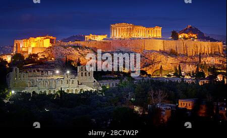 Die Akropolis von Athen in Griechenland beleuchtet durch künstliches Licht gegen einen Dämmerung tiefblauen Himmel Stockfoto