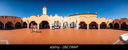 Panoramablick auf den Innenhof des Marktes Mercado de Nuestra Señora de África Stockfoto