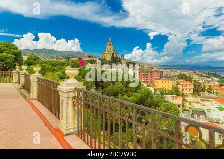 Malerisches Stadtbild von Messina. Blick vom Balkon von Santuario Parrocchia S.Maria Di Montalto an der Kathedrale von Messina. Sizilien, Italien Stockfoto