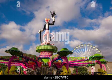Bunte Skulptur der Comicfigur Pink Panther in einem Vergnügungspark Stockfoto