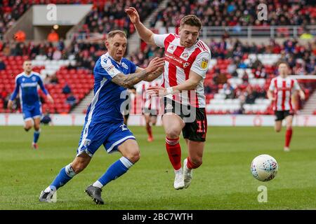 Lynden Gooch von Sunderland und Barry Fuller von Gillingham in Aktion - Sunderland V Gillingham, Sky Bet League One, Stadium of Light, Sunderland, Großbritannien - 7. März 2020 nur redaktionelle Verwendung - DataCo Einschränkungen gelten Stockfoto