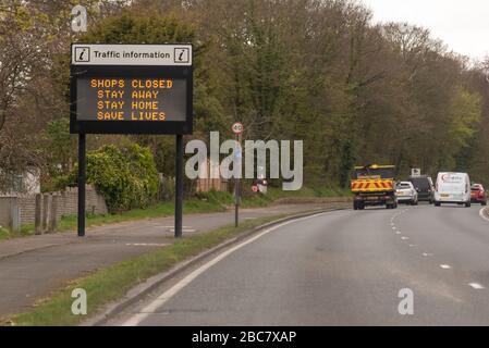 A127, Southend, Essex, Großbritannien. April 2020. Verkehrsmatrix-Schilder neben den arteriellen Straßen in Essex fordern die Menschen auf, während der Sperrzeit der COVID-19 Coronavirus Pandemie zu Hause zu bleiben. Trotzdem sind die Straßen ziemlich voll. Geschäfte geschlossen, bleiben weg, bleiben zu Hause, retten Leben Stockfoto