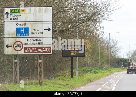 A128, Orsett, Essex, Großbritannien. April 2020. Verkehrsmatrix-Schilder neben den arteriellen Straßen in Essex fordern die Menschen auf, zu Hause zu bleiben, wichtige Reisen nur während der Sperrzeit der COVID-19 Coronavirus Pandemie. Trotzdem sind die Straßen ziemlich voll. Richtungsschild zum Orsett Hospital Stockfoto