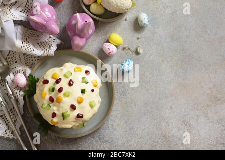 Weihnachtsalat ist kein süßer Kuchen. Salat mit Reis, Ei, Krabbenstäbchen und Gurke auf einem Stein oder Beton auf einer leichten Arbeitsplatte. Draufsicht flach lag zurück Stockfoto