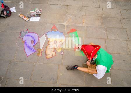 Ein Künstler malt bunte Graffiti auf dem Platz Plaza del Príncipe de Asturias Stockfoto