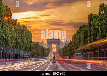 Champs Elysees und Arc de Triomph bei Sonnenuntergang in Paris Stockfoto