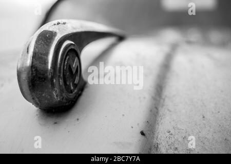 Eine Nahaufnahme des Motorhaubenornaments eines Oldtimer mit einer geringen Schärfentiefe Stockfoto
