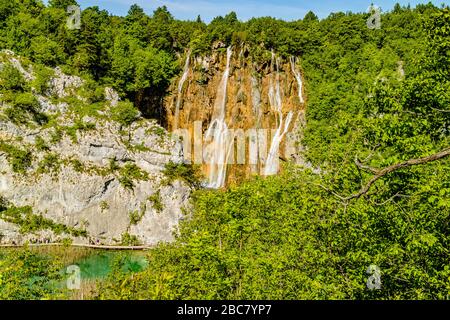 Veliki Slap, der große Wasserfall, im Nationalpark Plitvicer Seen in Kroatien, Europa. Mai 2017. Stockfoto