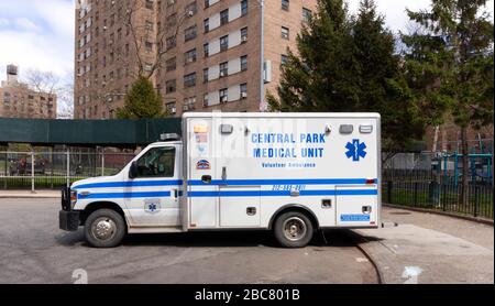 Ein Freiwilligenwagen der Central Park Medical Unit ist im Frederick Douglass Wohnprojekt geparkt Stockfoto