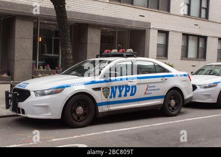 Ein Fahrzeug der New yorker Polizeibehörde, das auf einer Straße in der Stadt abgestellt wurde. Der NYPD wurde in vielen tv-Serien porträtiert Stockfoto