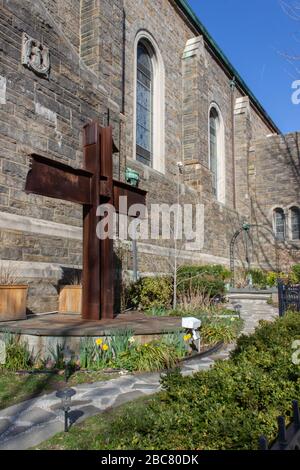 Das Eisenkreuz wurde von der Terroranschlagsstelle von 9-11 geborgen und der Kirche des Guten Hirten als Denkmal von der Hafenpolizei übergeben Stockfoto