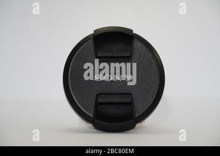 Objektivkappe von Sony auf weißem Hintergrund. Die Markenkappe des Kameraobjektivs bezeichnete Sony als Zubehör für diejenigen, deren Hobby in der Fotografie ist. : Udaipur Indien - Stockfoto