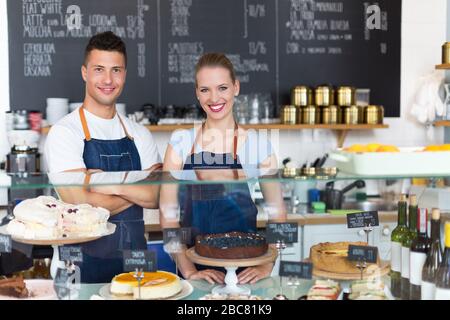 Ein Paar arbeitet im Café Stockfoto
