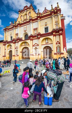 Kinder, Straßenhändler, Kathedrale in San Cristobal de las Casas, Chiapas, Mexiko Stockfoto