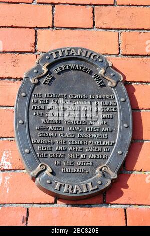 Titanic Trail mit Plakette im Heritage Centre, Cobh. Stockfoto