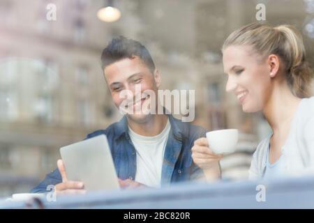 Junges Paar durch das Fenster des Cafés gesehen Stockfoto