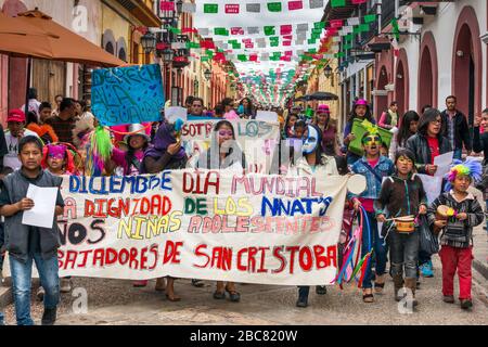 Menschenrechtsdemonstration in der Calle Real de Guadalupe, Fußgängerzone in San Cristobal de las Casas, Chiapas, Mexiko Stockfoto