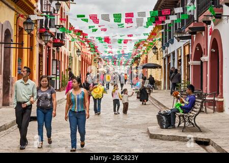 Passanten an der Calle Real de Guadalupe, Fußgängerzone in San Cristobal de las Casas, Chiapas, Mexiko Stockfoto