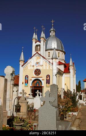 Rumänisch-orthodoxe Kirche St. Paraskeva und Friedhof in Brasov, Rumänien Stockfoto