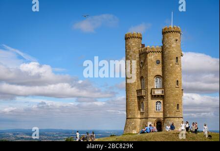 Blick auf den Broadway Tower und die Anlage an einem strahlend blauen Himmel. Stockfoto