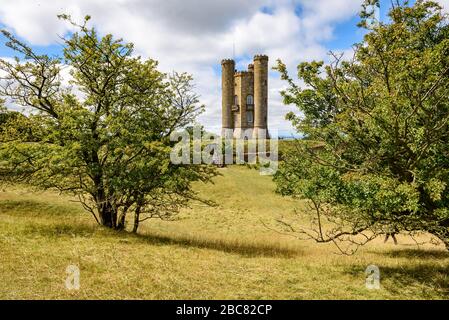 Blick auf den Broadway Tower und die Anlage an einem strahlend blauen Himmel. Stockfoto