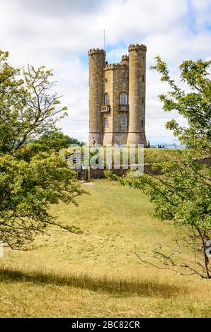 Blick auf den Broadway Tower und die Anlage an einem strahlend blauen Himmel. Stockfoto