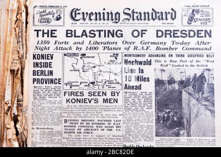 „die Sprengung Dresdens“-Schlagzeile der britischen Zeitung „Standard WWII“ am 14. Februar 1945 in London, England, Großbritannien Stockfoto