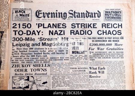 2150 Flugzeuge streiken Reich To-Day: Nazi Radio Chaos Abend Standard WW2 britische Zeitung Headline am 6. Februar 1945 London England Großbritannien Stockfoto