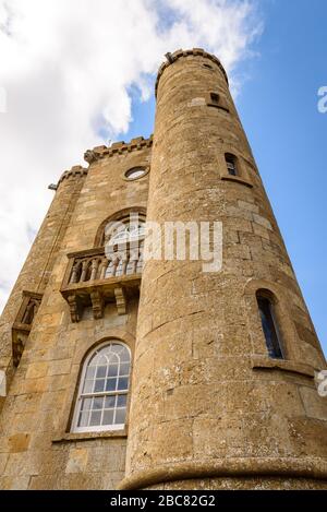 Blick auf den Broadway Tower und die Anlage an einem strahlend blauen Himmel. Stockfoto