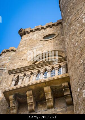 Blick auf den Broadway Tower und die Anlage an einem strahlend blauen Himmel. Stockfoto