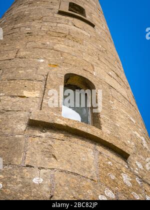 Blick auf den Broadway Tower und die Anlage an einem strahlend blauen Himmel. Stockfoto